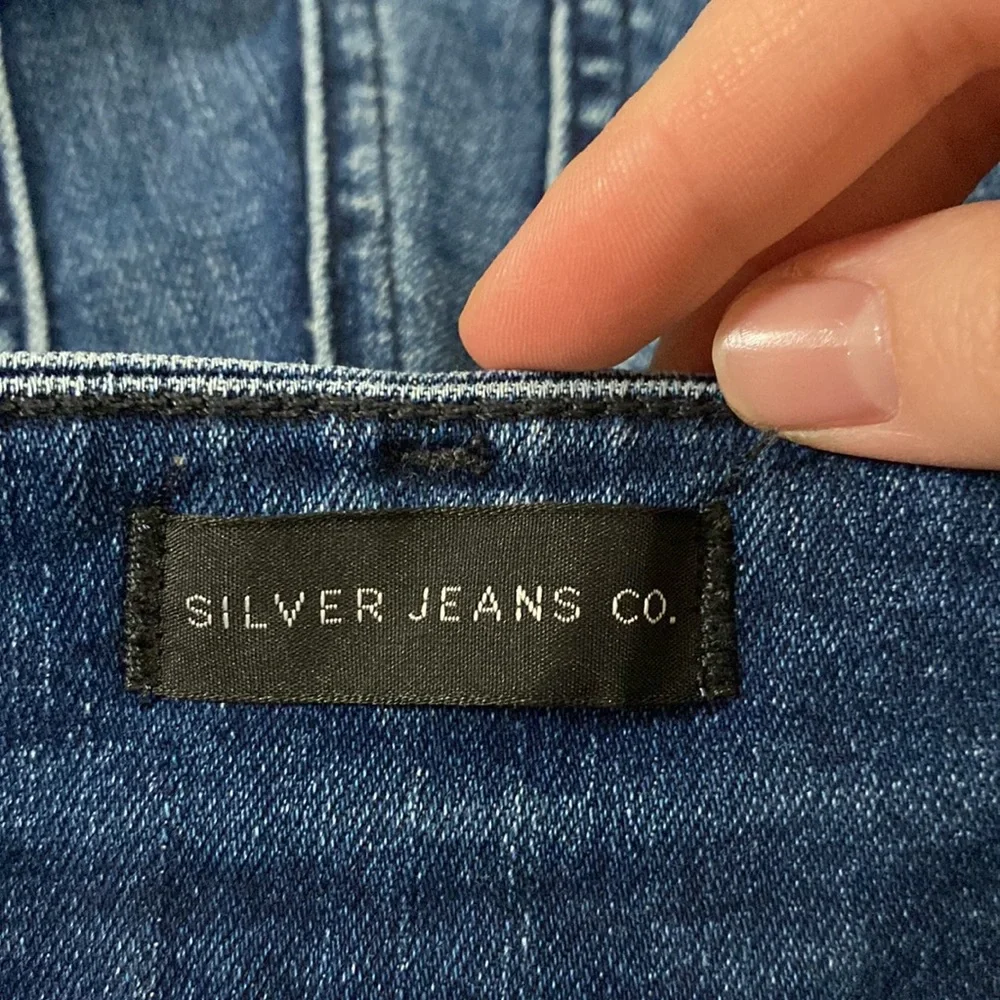 Silver Jeans Avery High Rise Double Button Skinny Jeans in indigo wash size 28